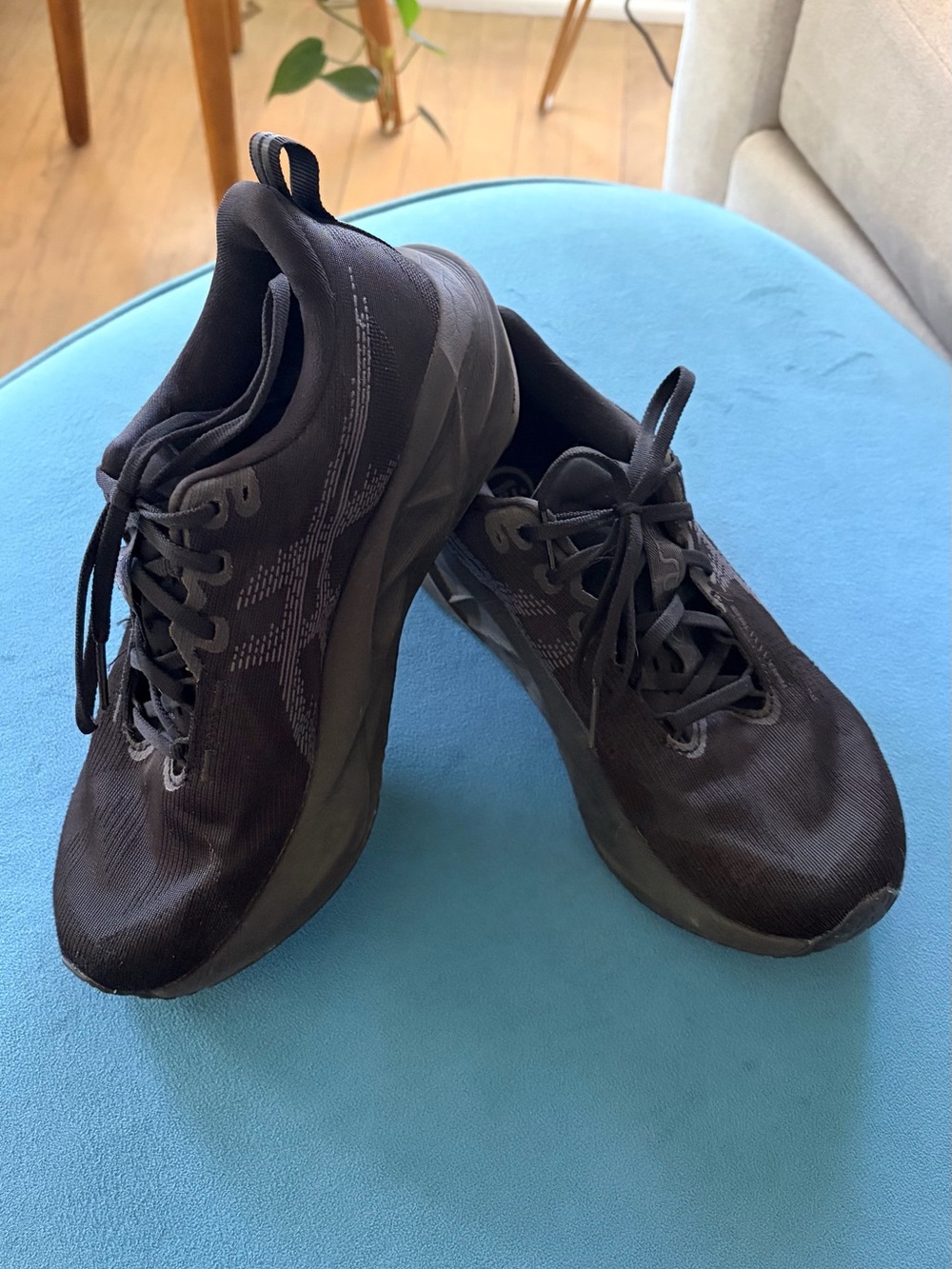 EUC ASICS Novablast 5